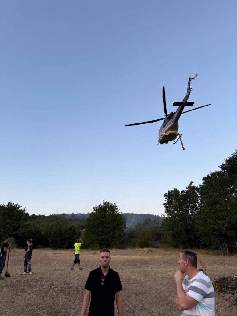 Maqedonia e Veriut dërgon helikopter në Kosovë për shuarjen e zjarreve