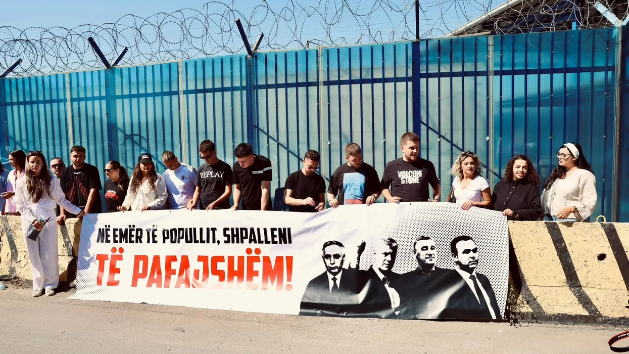  Liria Ka Emër  me mesazh para EULEX it  Në emër të popullit  shpalleni të pafajshëm