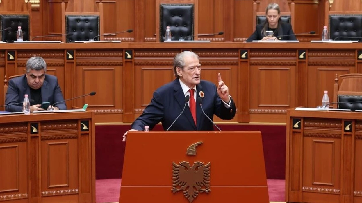 Berisha në Kuvend  Vuçiq dhe argati i tij Edi Rama janë përgjegjës për atë që ndodhi në Hagë
