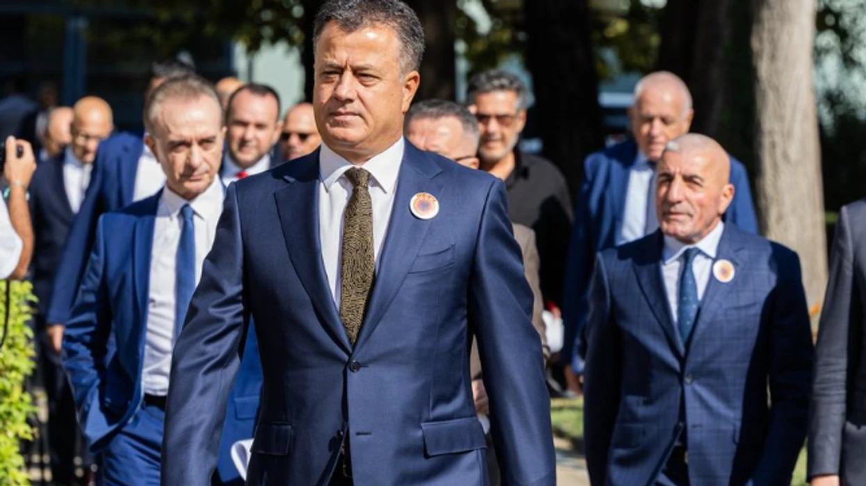 Deputetë të PD së në Shqipëri shfaqen me simbole të UÇK së pas vendimit të Speciales në Hagë