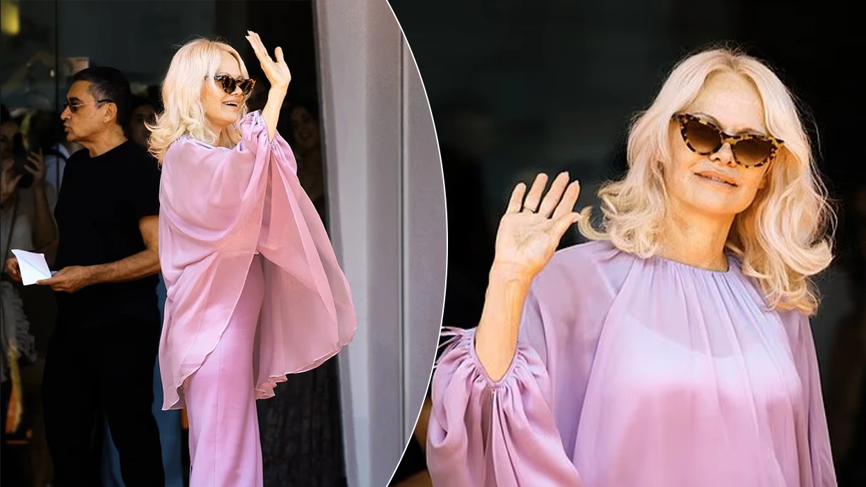 Pamela Anderson mahnit me veshjen vjollcë në tapetin e kuq në Venecia