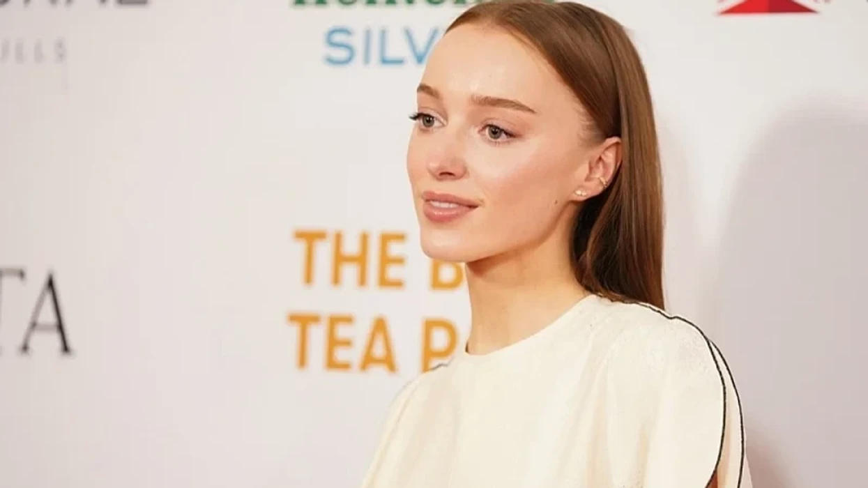 Martohet ylli i “Bridgerton”, Phoebe Dynevor, dasma u u bë në një kështjellë në Francë