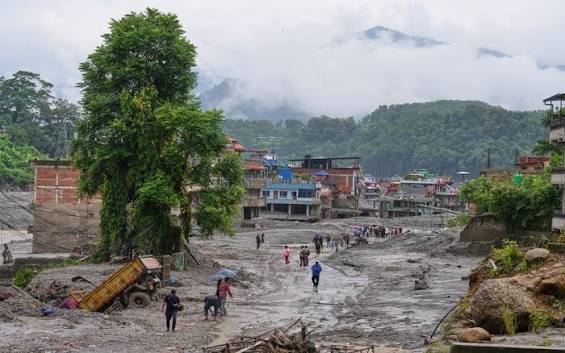 Mbi 100 të vdekur nga përmbytjet dhe rrëshqitjet e tokës në Indi dhe Nepal