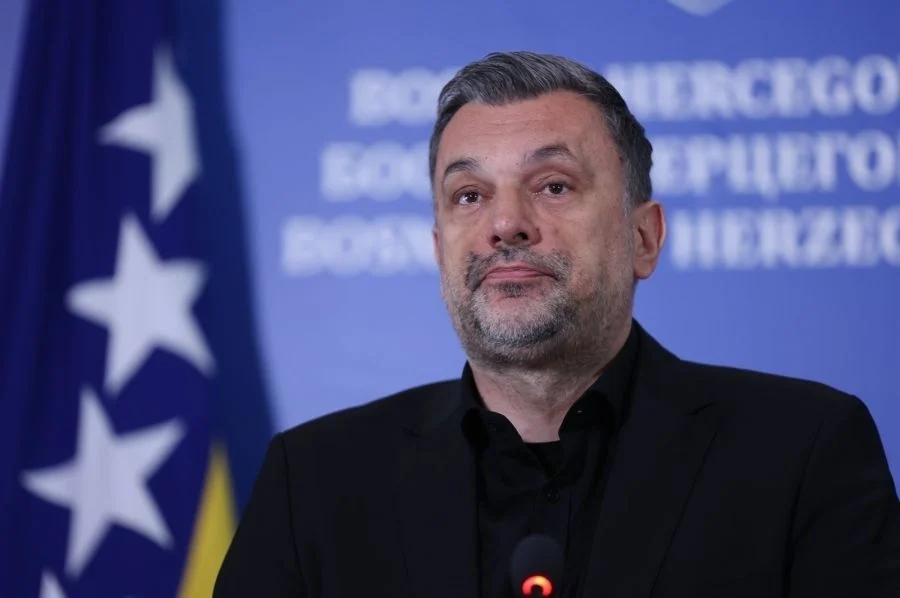 Sarajeva tërheq stafin e Ambasadës nga Serbia pas varrimit të Mlladiçit me nderime shtetërore