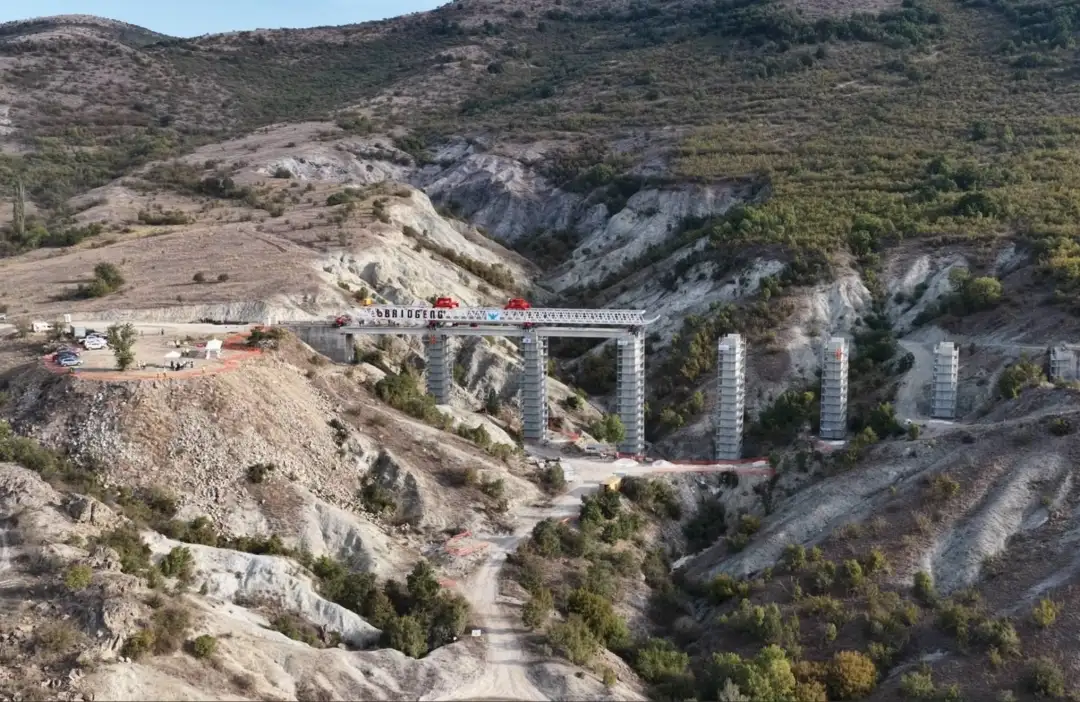 29 ura, 34 kilometra hekurudhë dhe ritëm i ri/ Vazhdon ndërtimi i Korridorit 8