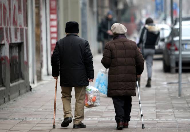 Editorial   Pensionistët as që do ta ndjejnë rritjen prej 3    çmimet e larta po i hanë shpejt pensionet 