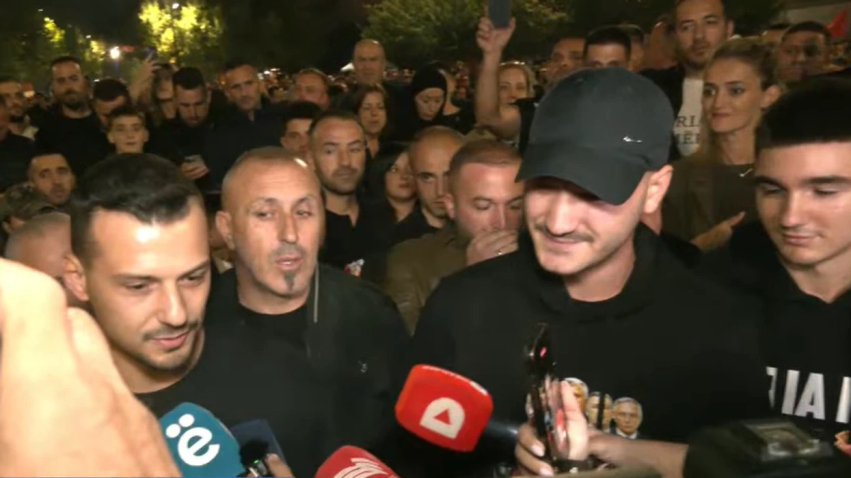 Djemtë e Hashim Thaçit dhe Kadri Veselit morën pjesë në protestën në Prishtinë pas vendimit të Speciales
