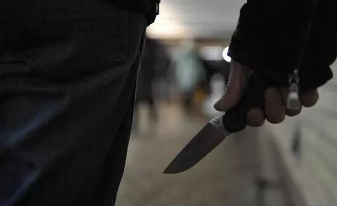 Një 14 vjeçar është sulmuar me thikë në tualetin e një shkolle në zonën e Bit Pazarit