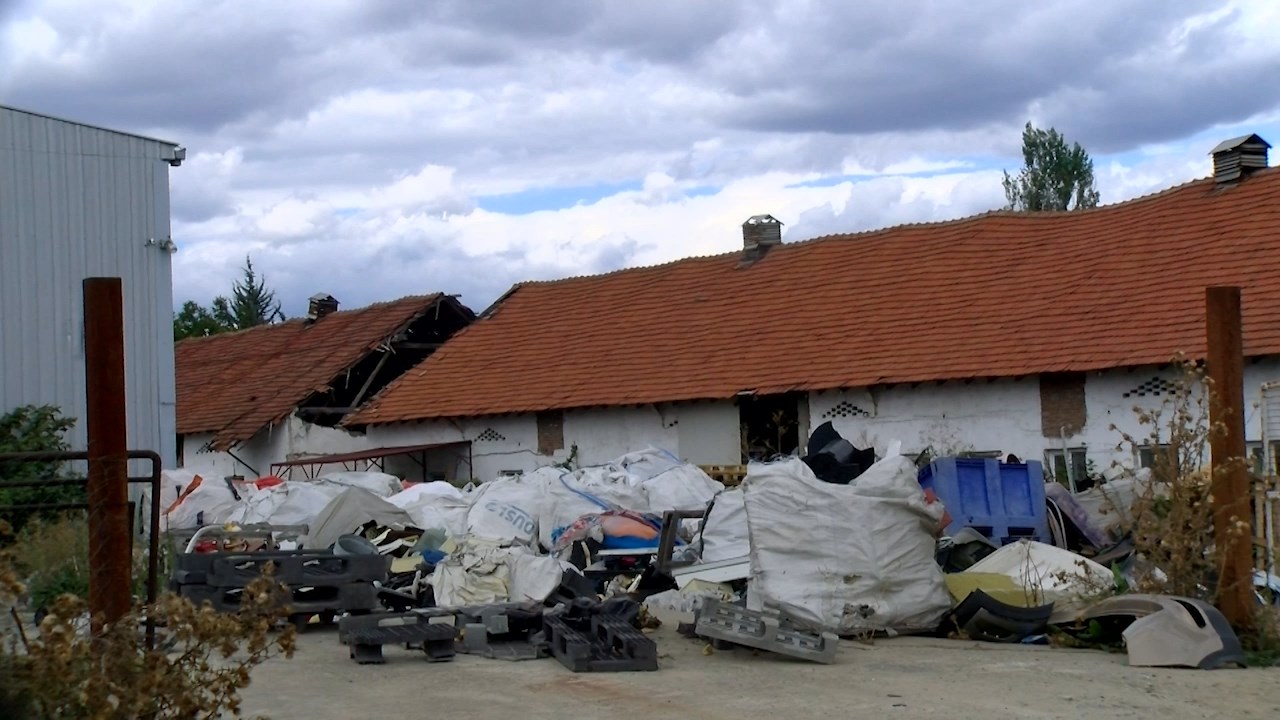 Një vit pas zjarrit toksik në Trubarevë  impianti punon  qytetarët të revoltuar  aktakuzë ende nuk ka