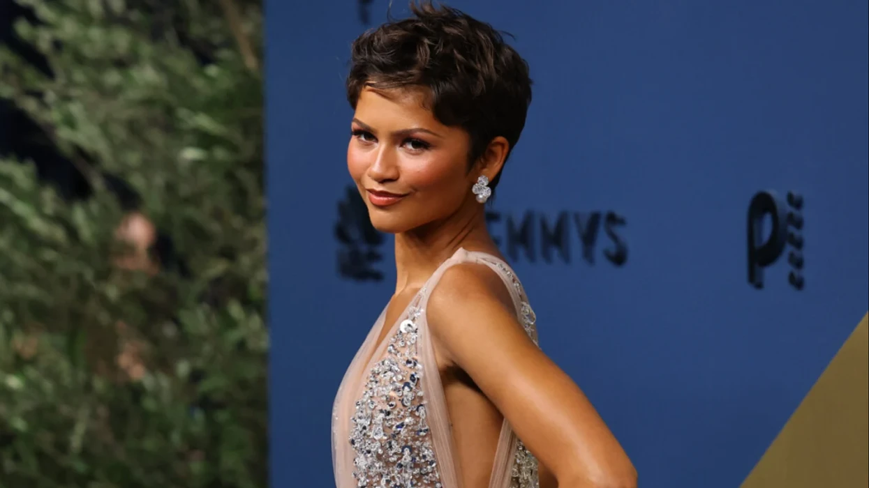 Zendaya shkëlqen në Emmy Awards me një fustan të mbuluar me kristale