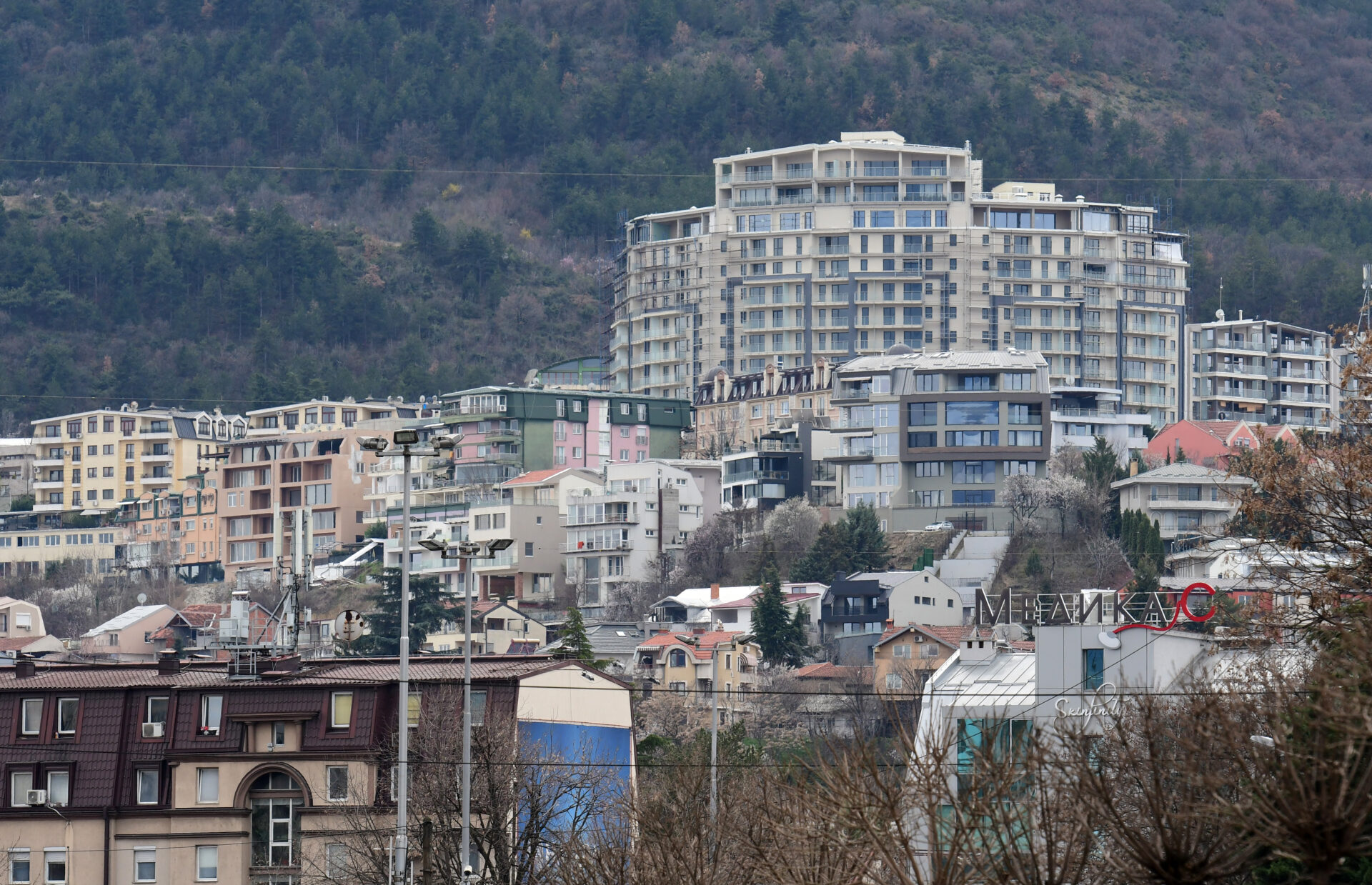 Ndërtesat po mbijnë, apartamentet mbeten bosh – kush po fiton?