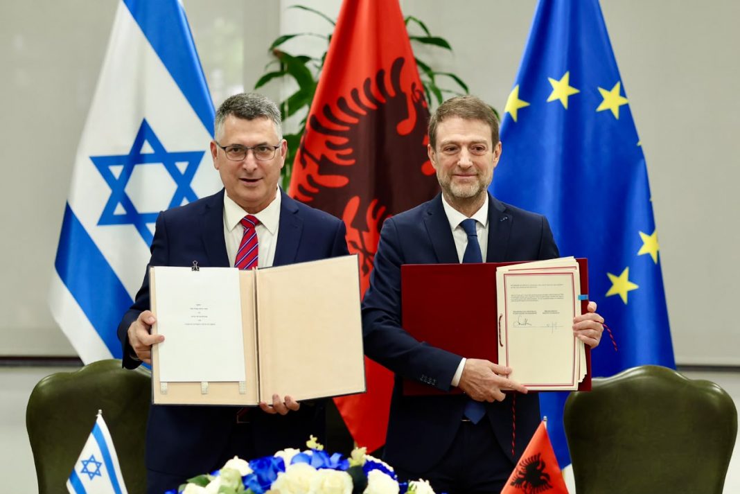 Hoxha pret homologun izraelit  nënshkruhet marrëveshja për bashkëpunim
