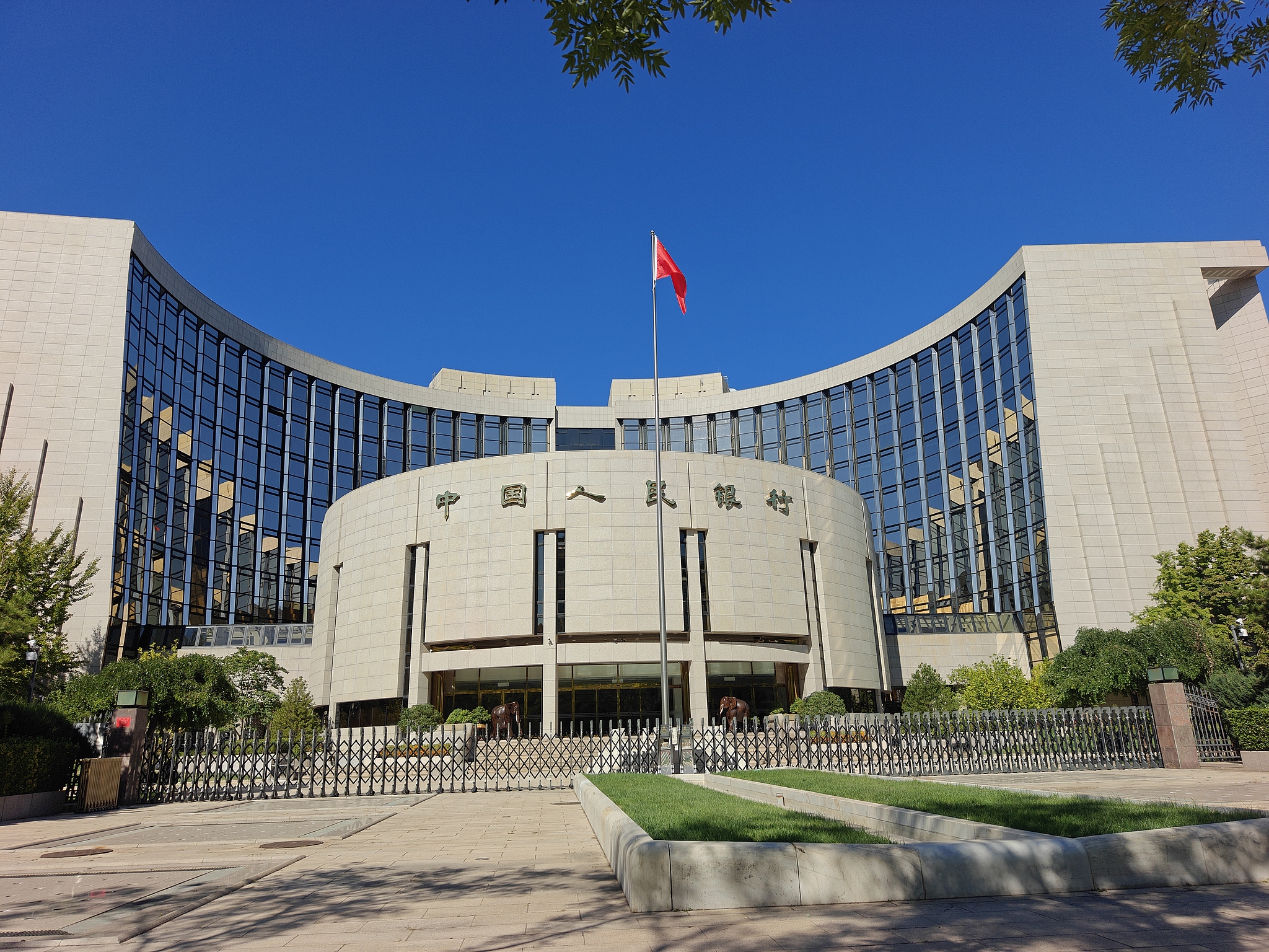 Banka Qendrore  Kina mbetet e përkushtuar t i lejojë tregut të luajë një rol vendimtar në përcaktimin e kursit të këmbimit