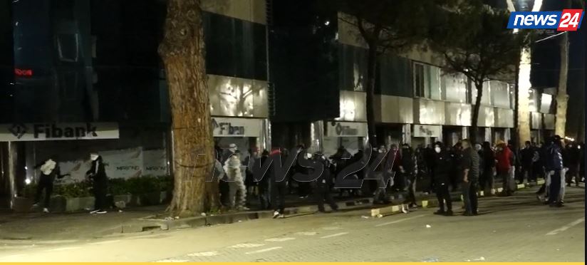 Tensione para Kuvendit  Protestuesit hedhin gurë drejt policisë dhe godinës  thyhen xhamat e katit të parë  Autoboti i ujit në gatishmëri