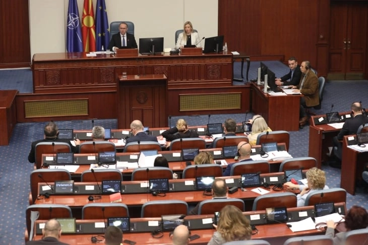 Kuvendi miratoi ndryshimet në Ligjin për nëpunësit administrativë