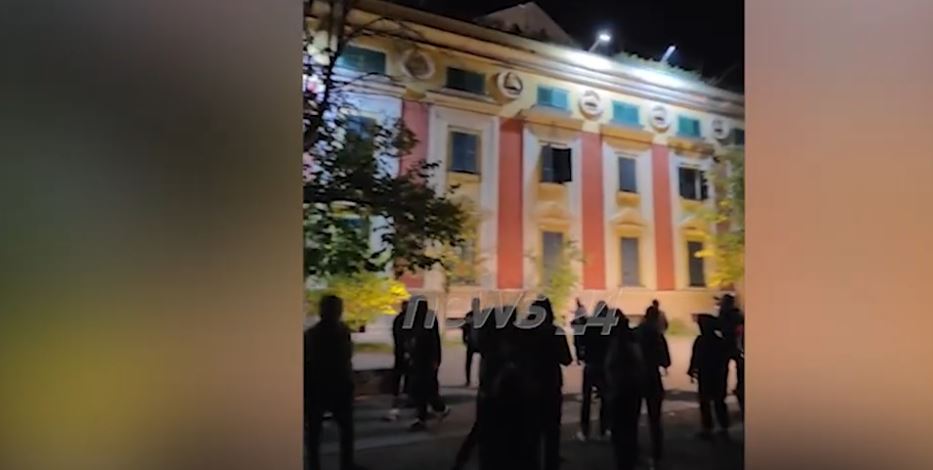 Pas Ministrisë së Arsimit  studentët zhvendosen te Bashkia e Tiranës  qëllohet me gurë drejt godinës
