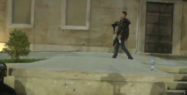 Policët gardh  i riu me foshnjën me vete ngjitet në shkallët e Kryeministrisë