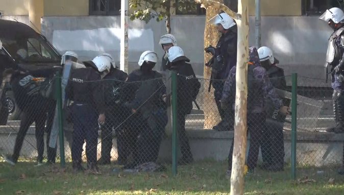 Përplasje mes policisë dhe protestuesve në qendër  disa të shoqëruar