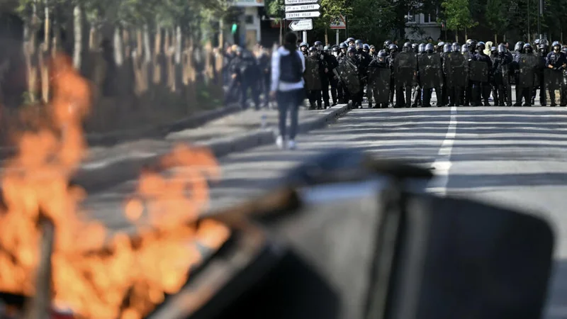 franca-nga-revolta-e-shkollave-ne-krize-politike