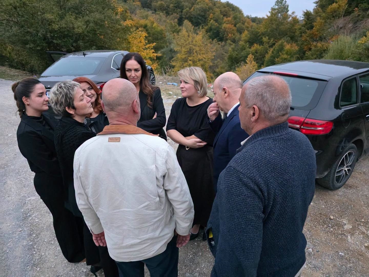 delegacioni-i-kosoves-nuk-lejohet-te-hyje-ne-presheve-per-t-i-shprehur-ngushellime-ardita-sinanit