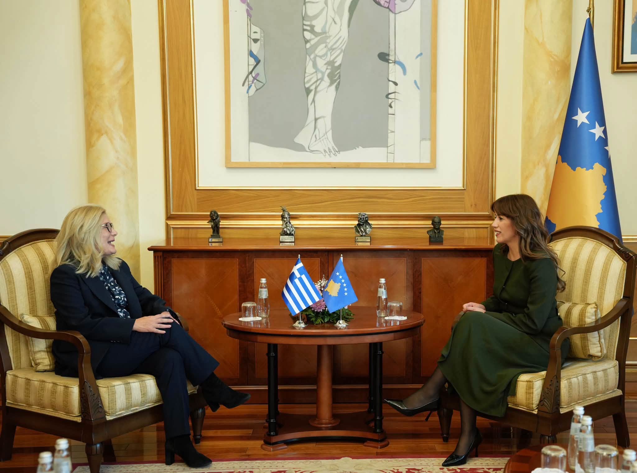 kryetarja-haxhiu-priti-ne-takim-lamtumires-shefen-e-zyres-nderlidhese-te-greqise-heleni-vakali