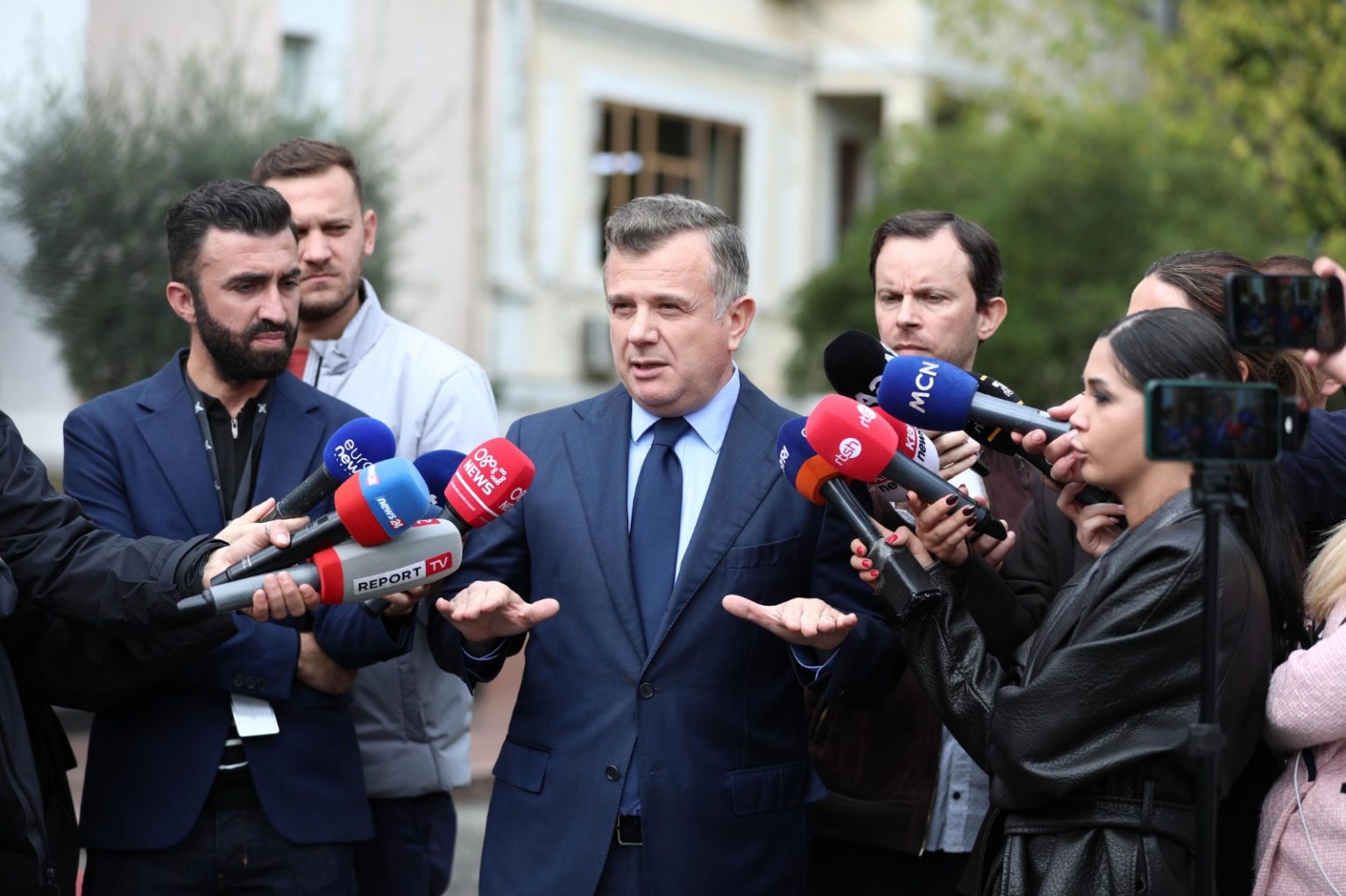 balla-partia-demokratike-po-strehon-persona-te-kerkuar-nga-policia-per-zjarrvenie