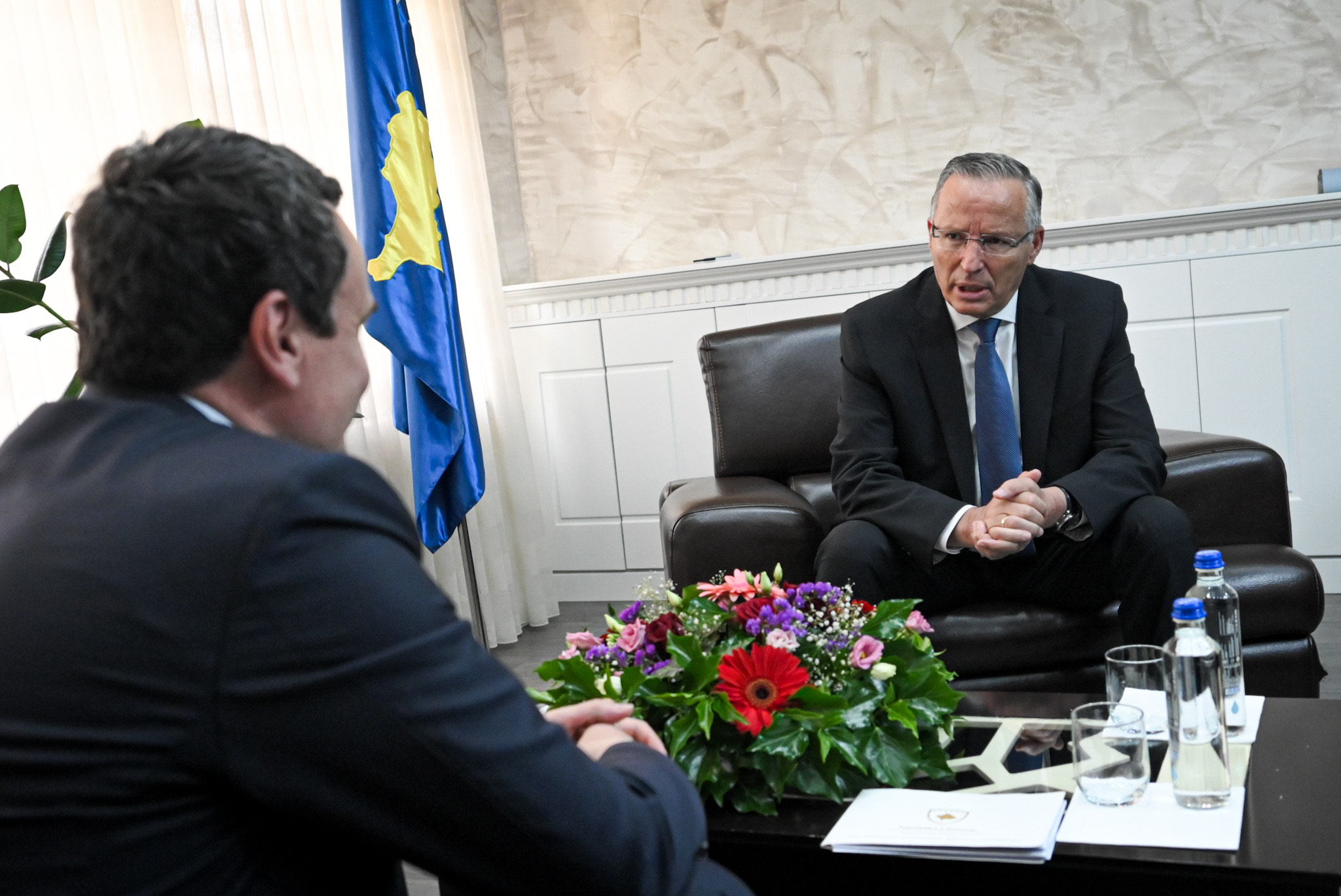 oret-e-fundit-per-marreveshje-kurti-e-hamza-takohen-sot-specialja-dhe-presidenti-ne-tavoline