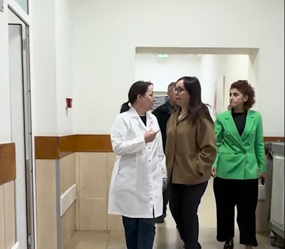 Protestues dhe policë të lënduar nga protesta  ministrja e Shëndetësisë shkon në Spitalin e Traumës