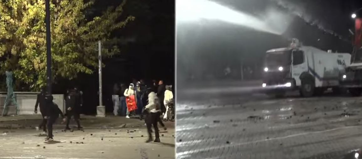 Rinisin tensionet në bulevardin  Dëshmorët e Kombit   protestuesit qëllojnë me gurë  policia i shpërndan me ujë