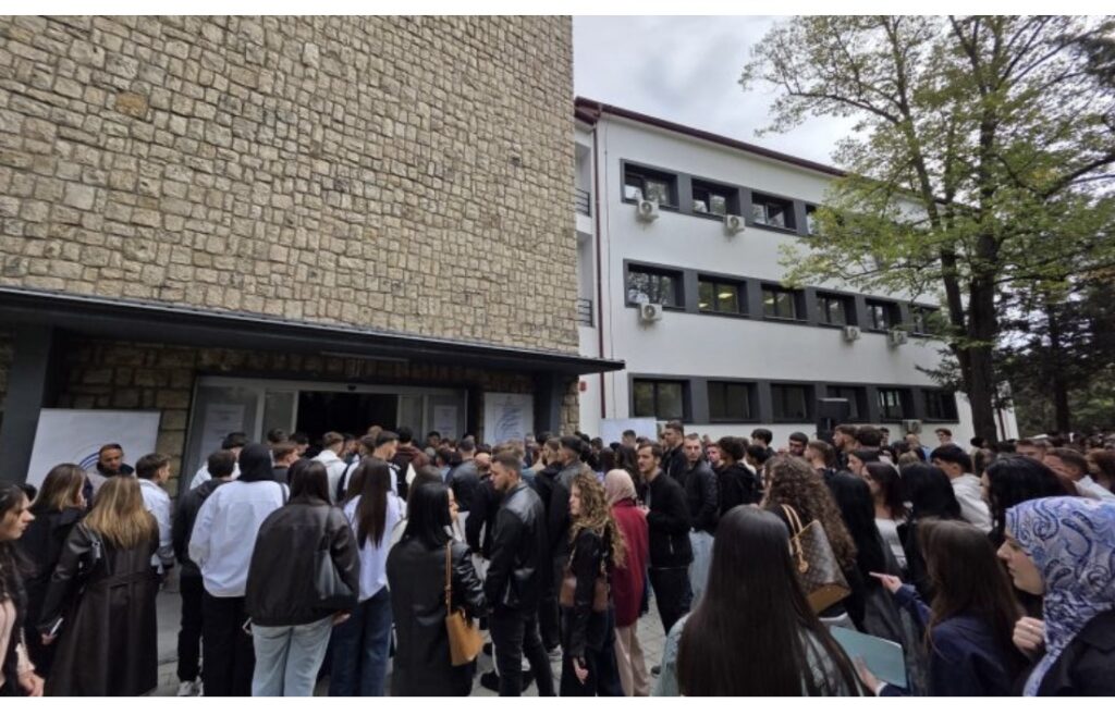 dy-linja-te-reja-te-autobusit-per-studentet-e-unt-se-ndalesa-perballe-ambasades-amerikane