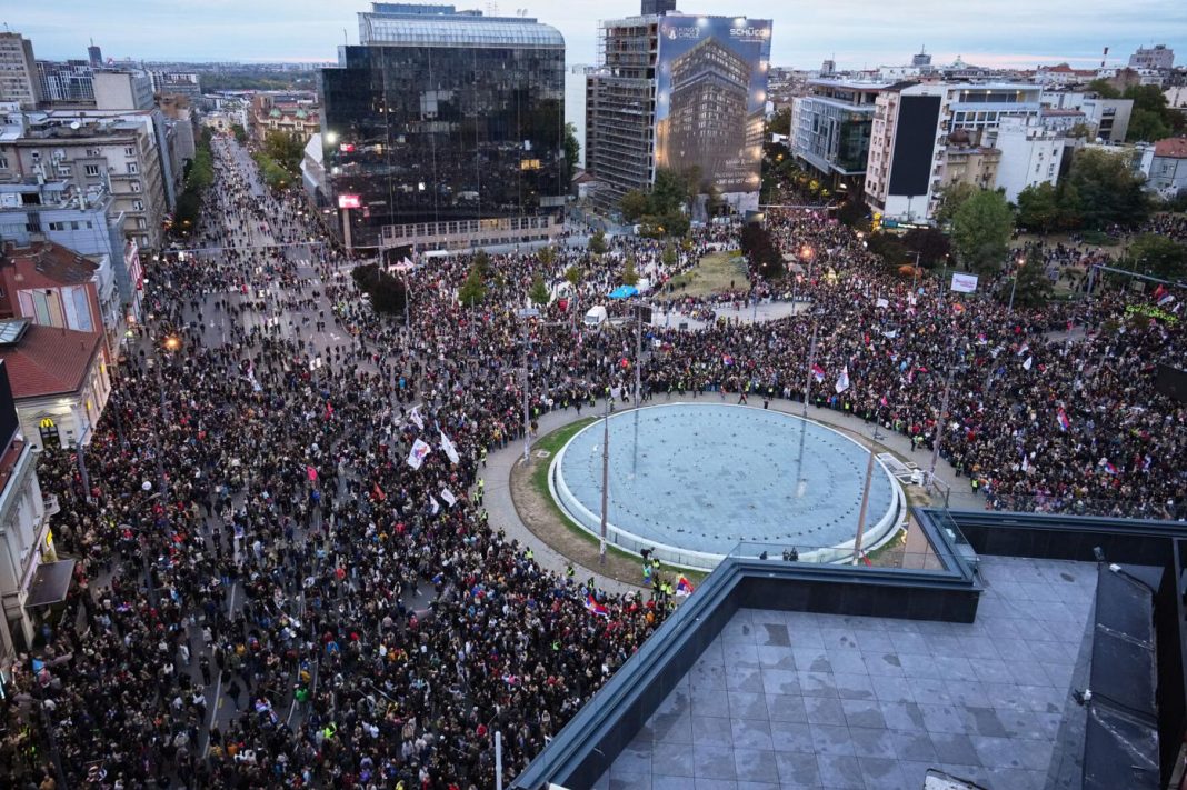 Protestë masive në Beograd para zgjedhjeve parlamentare  studentët sfidojnë Vuçiçin