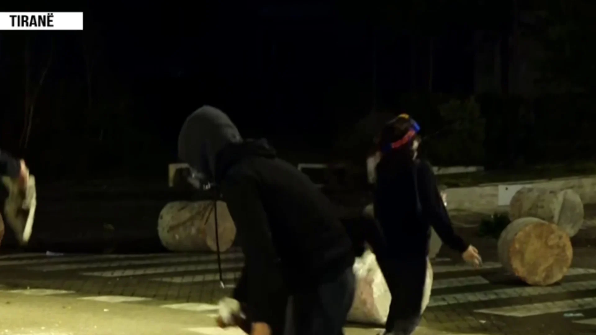 tensione-prane-kuvendit-fnsh-perdor-autobotin-e-ujit-per-te-shperndare-te-rinjte