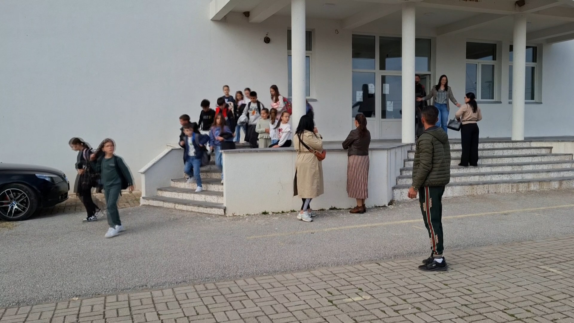 Bojkot në shkollën e Frëngovës, prindërit kundërshtojnë bashkimin e klasave
