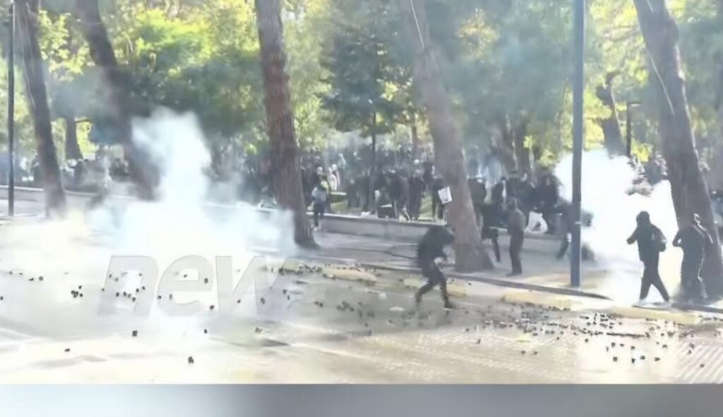 Tensione në bulevard  Policia me gaz lotsjellës  protestuesit përgjigjen me gurë