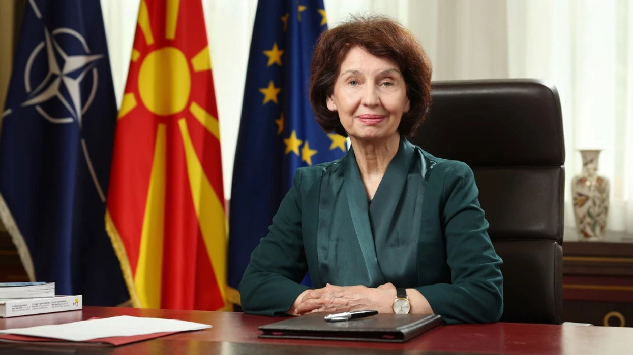 Siljanovska-Davkova me mesazh për 23 Tetorin: Sakrifica e brezave që hodhën themelet e shtetit nuk duhet harruar