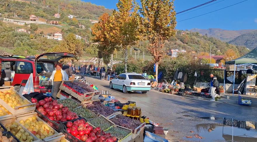 Tregu i gjelbërt në Tetovë, tregëtarët ankohen se po dëmtohen nga shitësit jashtë tregut