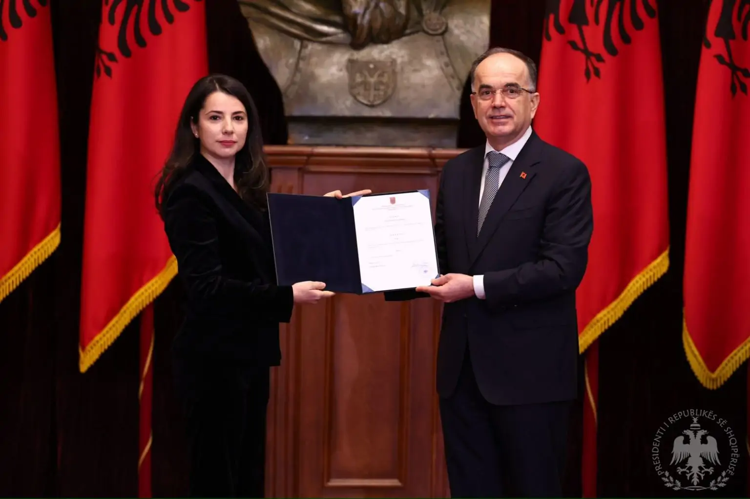 adea-pirdeni-betohet-si-ministre-e-administrates-publike