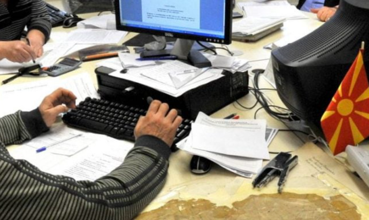 Rregulla të reja për administratën  Dy vlerësime negative  humbje e vendit të punës 