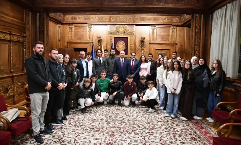Afrim Gashi pret nxënësit e shkollës  Mustafa Kemal Atatürk  në Kuvend
