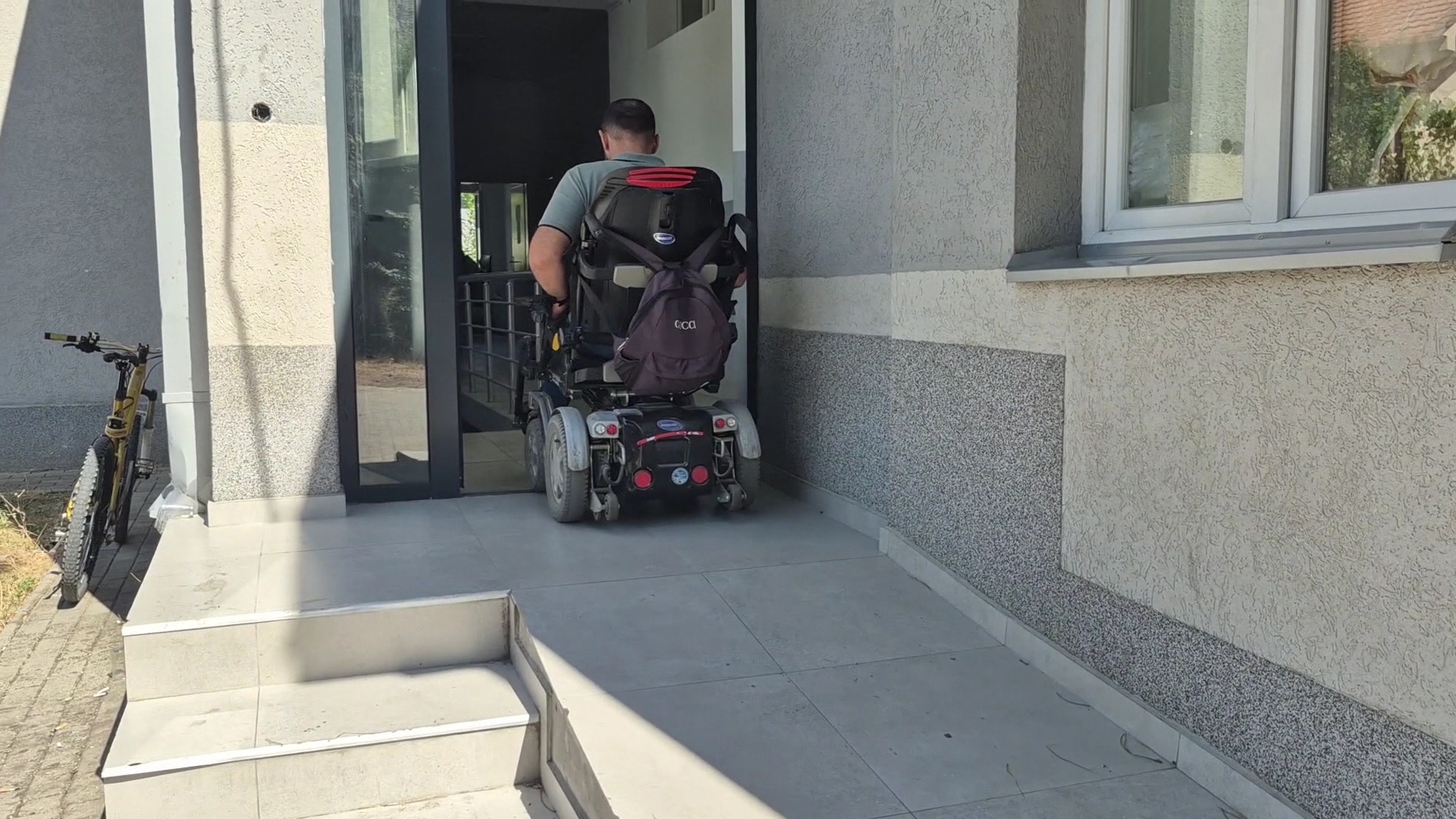 Personat me aftësi të kufizuara në Tetovë  përballen me trotuare të bllokuara