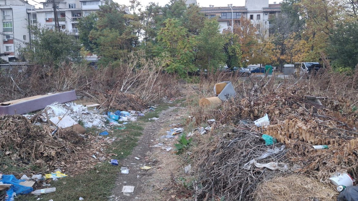 Mini-deponi mes dhjetëra shtëpive në Shkup, banorët të pafuqishëm: Komuna thotë se toka është private