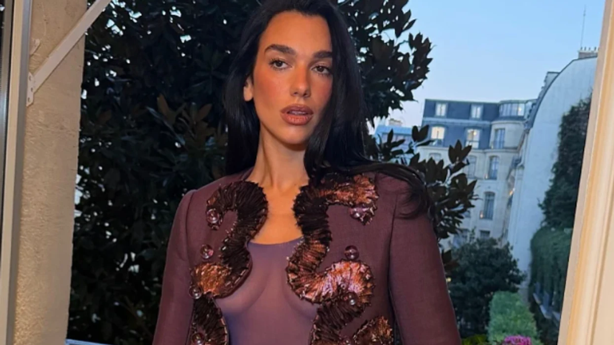 Dua Lipa rikthen trendin ‘pa pantallona’ – shfaqet në Paris me bluzë transparente