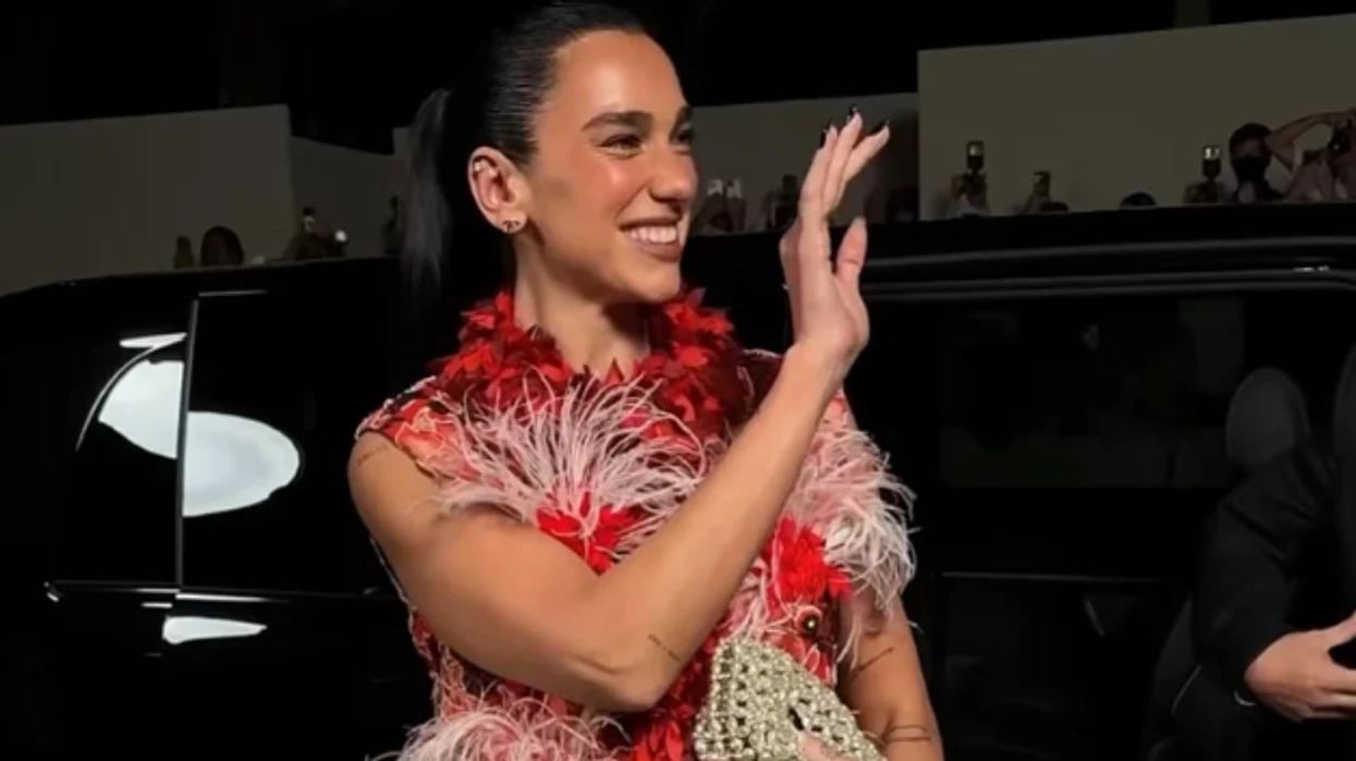 Me pupla dhe një të çarë provokuese, Dua Lipa shkëlqen në sfilatën e Chanel