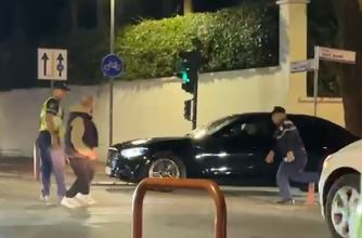 Protesta te Kryeministria   Aktivisti Edison Lika godet me vezë makinën ku ndodhej Rama  arrestohet nga policia