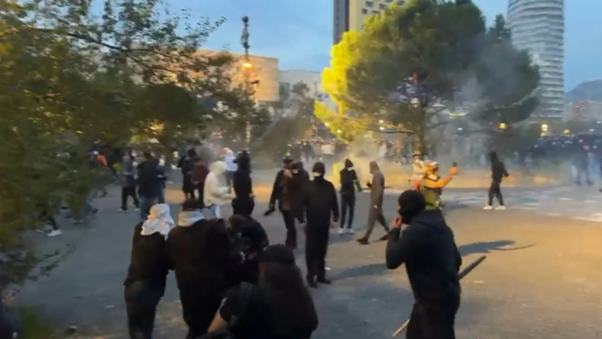 Lëndohet një protestues gjatë tensioneve  dyshohet me plumb gome  largohet nga shokët e tij