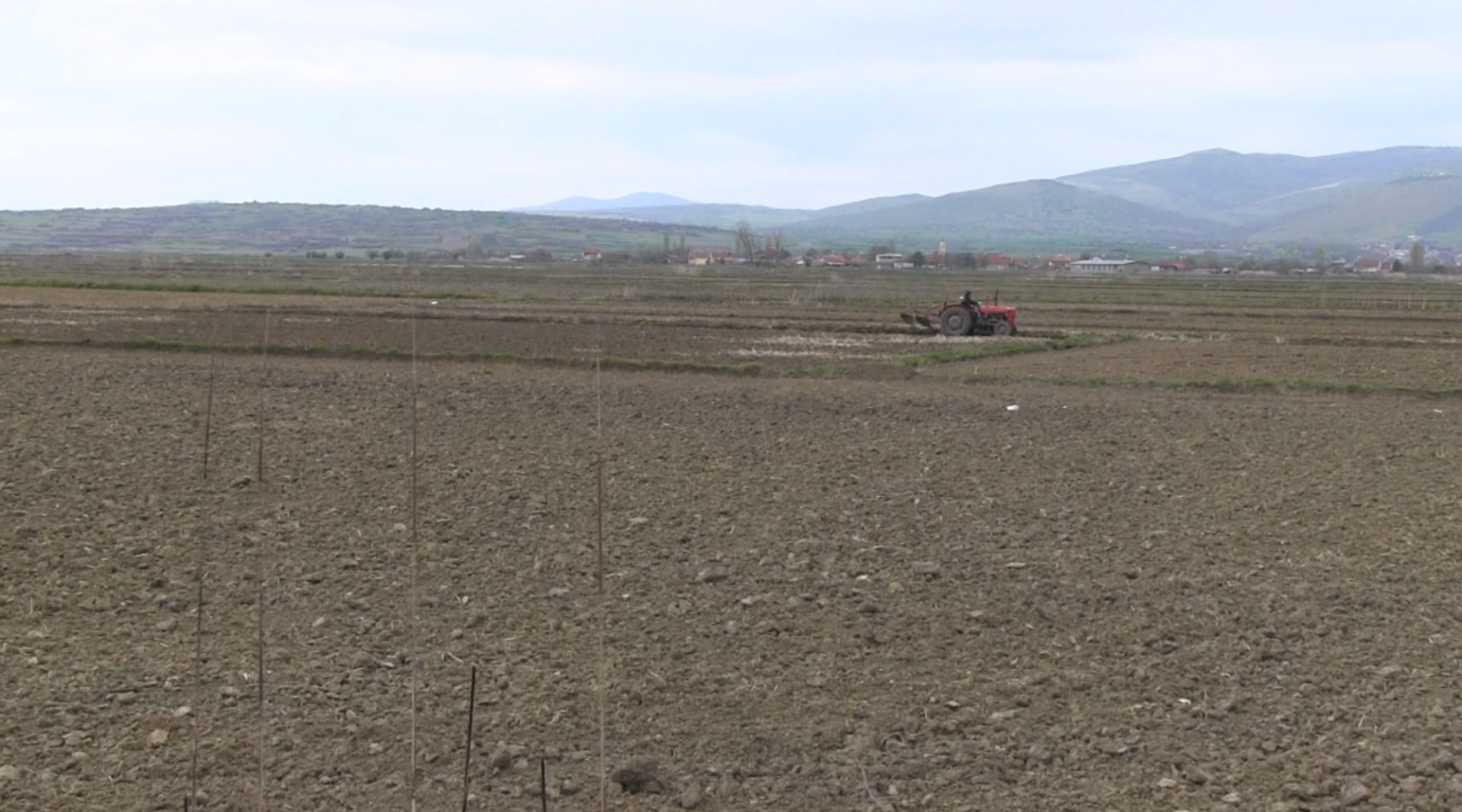 Vonohet mbjellja vjeshtore  90 për qind e fushave në rajonin e Shtipit ende nuk janë lavruar