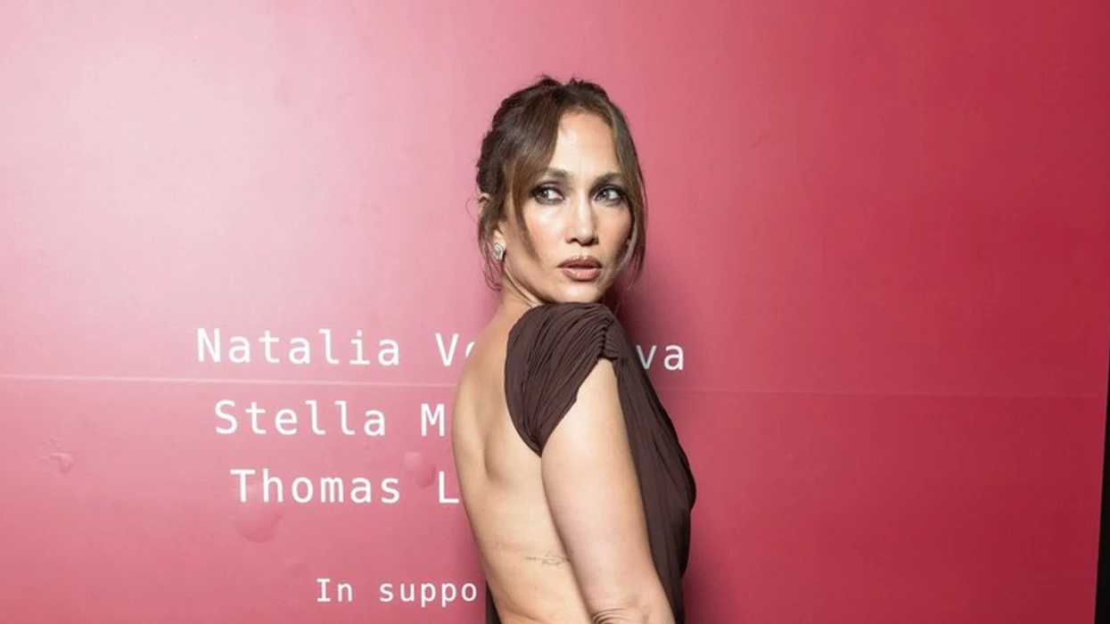 jennifer-lopez-mahniti-me-nje-fustan-me-shpine-te-hapur-ne-nje-darke-bamiresie