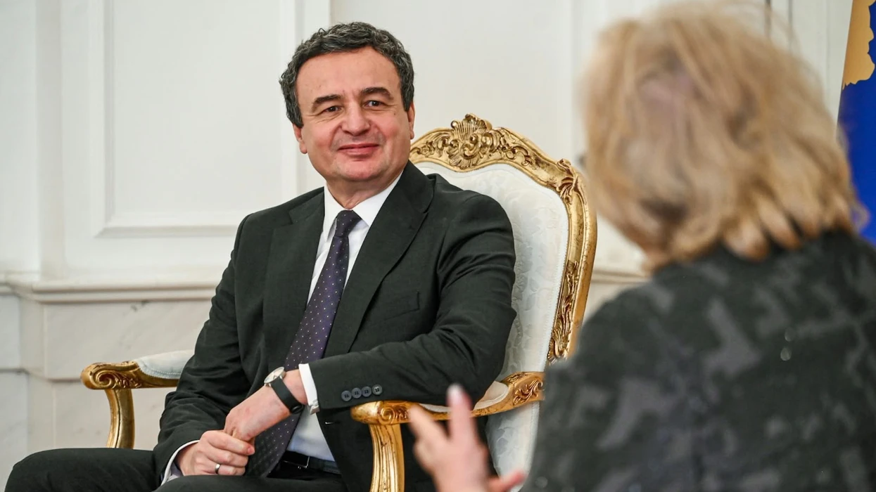  Faleminderit për këto lule të bukura   Kurti publikon pamje nga takimi me presidenten Shiroka Pula
