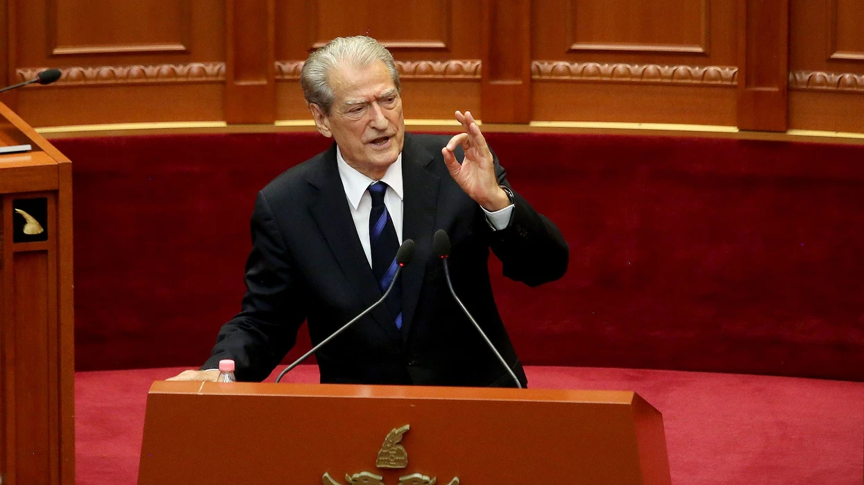  Flamuri serb do të valvitet mbi Prizren   reagon Berisha  Deklarata luftënxitëse e Ivica Daçiç  klounit të Millosheviçit