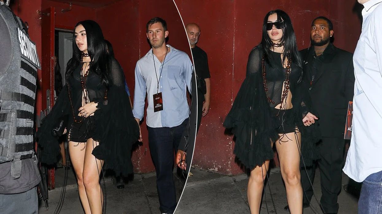 Charli XCX shfaqet me një stil të guximshëm në tapetin e kuq në Los Angeles